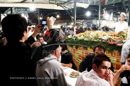 Image du Maroc Professionnelle de  Touristes et marocains dinent dans ses fameux restaurants sur la mythique Place Jemaa El Fana à Marrakech, le 4 Novembre 2007. (Photo / Abdeljalil Bounhar)

 